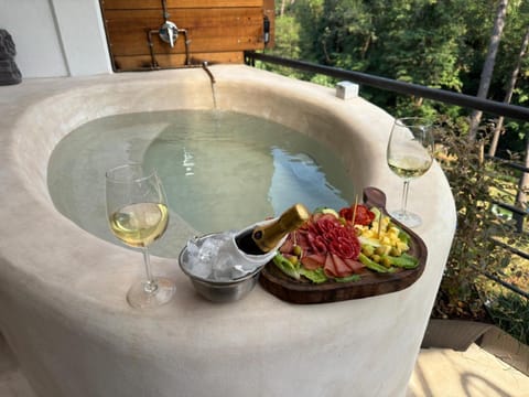 Natural landscape, Hot Tub, Food and drinks, Food, Drinks, Alcoholic drinks