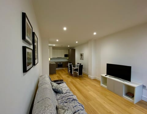 Spacious 2 Bedroom Penthouse Retreat Condominio in Isleworth