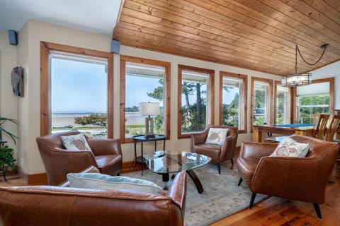 Siletz Bay Beach House House in Lincoln Beach