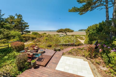 Siletz Bay Beach House House in Lincoln Beach