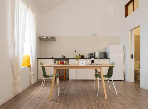 Kitchen or kitchenette, Dining area