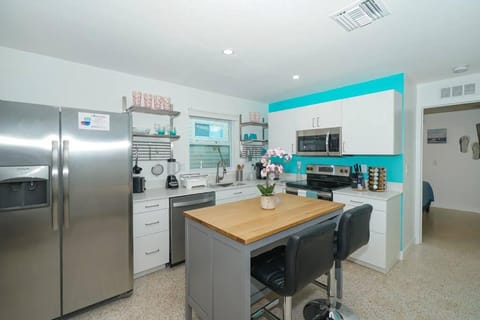 Modern, Fresh - Only 3 miles to the Beach! Condo in Sarasota