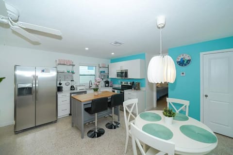 Modern, Fresh - Only 3 miles to the Beach! Condo in Sarasota
