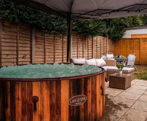 Luxury Affordable Business Stay with Hot Tub and Pool Table Haus in Enfield