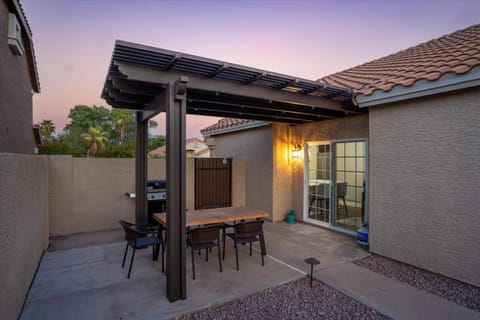 Desert Sunset House in Red Mountain Ranch