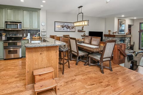 Kitchen or kitchenette, Dining area