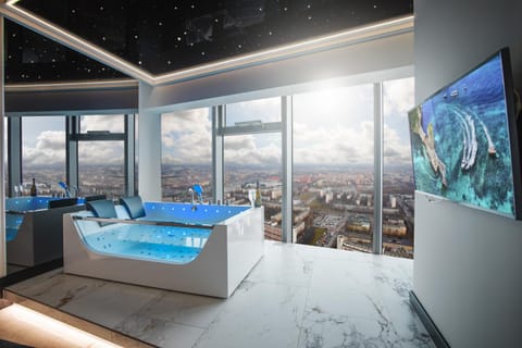 Bird's eye view, Hot Tub, TV and multimedia, Bedroom, City view, Landmark view