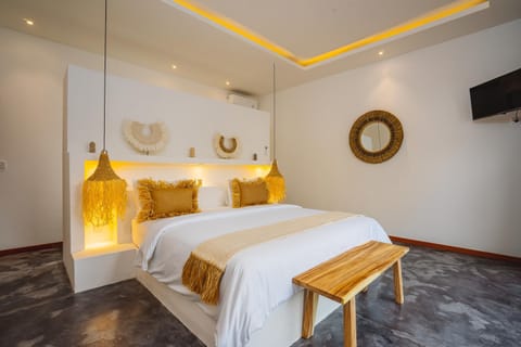 Villa Karina - Sumptuous 1BR Private Luxury Villa Walking Distance to Nyanyi Beach Condo in Kediri