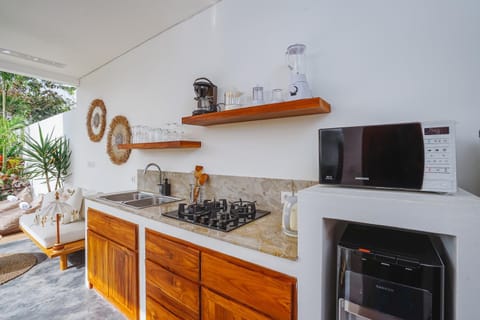 Kitchen or kitchenette, minibar, stove