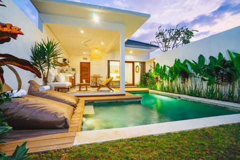 Villa Karina - Sumptuous 1BR Private Luxury Villa Walking Distance to Nyanyi Beach Condo in Kediri
