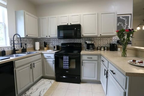 Renovated Modern Industrial Suite 2 BR Condo House in Gainesville