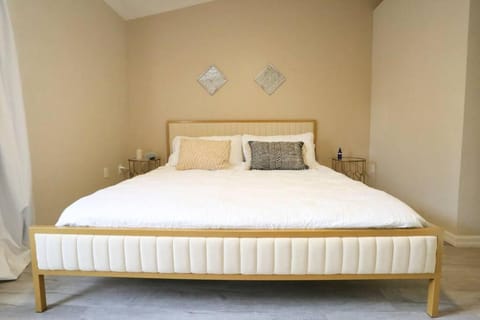 Stylish Sanctuary King Beds Upscale Condo House in Gainesville