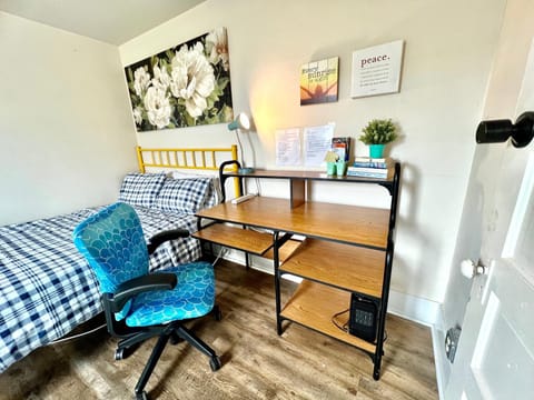 Bed, Photo of the whole room, Seating area, Bedroom, hair dresser