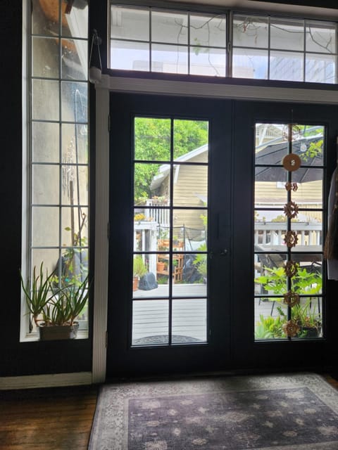 Communal lounge/ TV room, Garden view