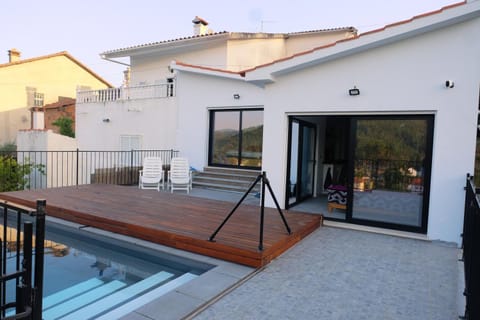 Property building, Balcony/Terrace, Pool view, Swimming pool, sunbed