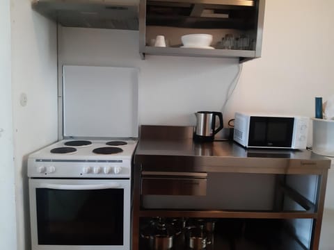 Coffee/tea facilities, Kitchen or kitchenette, oven, stove