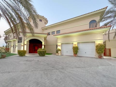 Signature Villa in Palm - B100 Villa in Dubai