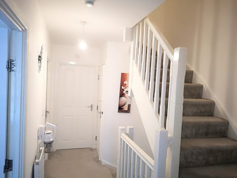 Deluxe 5 bedroom house in Harrow, Parking, Sleeps 8, 30mins to Central London Apartment in Harrow