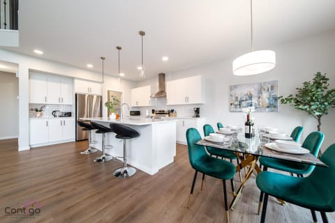 Kitchen or kitchenette, Dining area