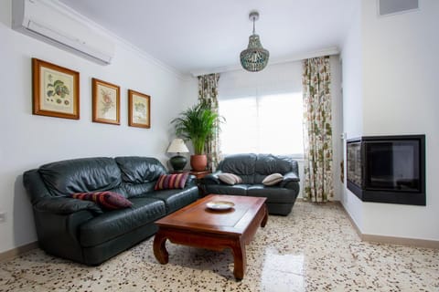 Newly furnished cozy house next to the beach House in Calafell