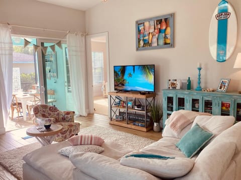 TV and multimedia, Living room, Seating area, Evening entertainment