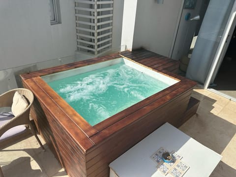 Hot Tub, Swimming pool