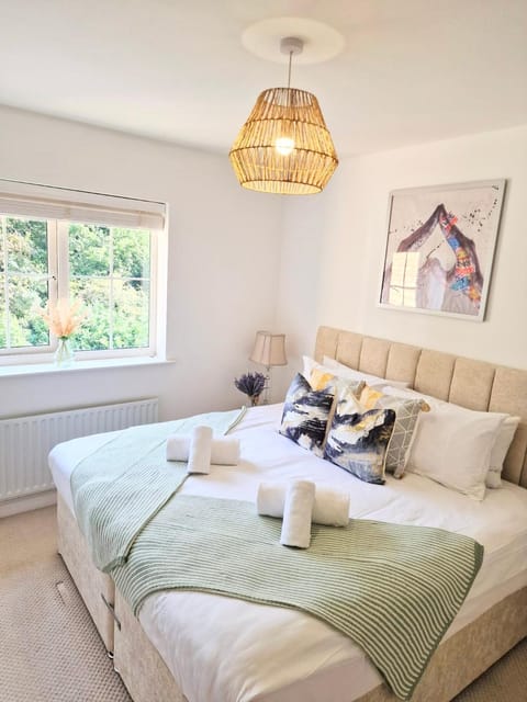 Spacious Luxury Serviced Apartment Stevenage Free Private Parking & WIFI by Stay Local Home Welcome Contractors Business Travellers Families Apartment in Stevenage