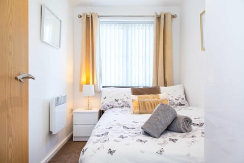 Executive 2 Bed Apartment with Free Parking by Amazing Spaces Relocations Ltd Condo in Warrington