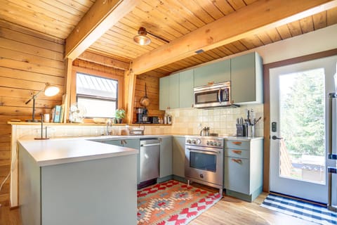 The Bow Roof Cabin House in Clackamas County