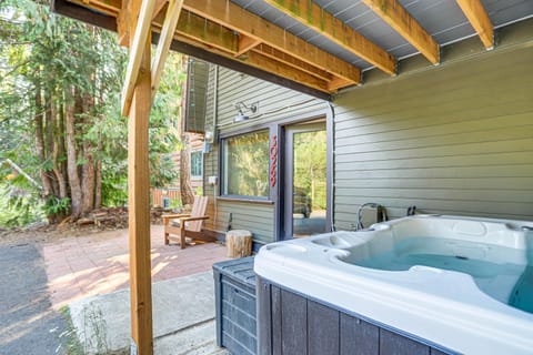 The Bow Roof Cabin Casa in Clackamas County