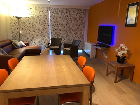 Communal lounge/ TV room, TV and multimedia, Seating area, Dining area