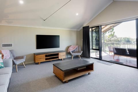 Boodalang House - access to golf course with views Haus in Dunsborough