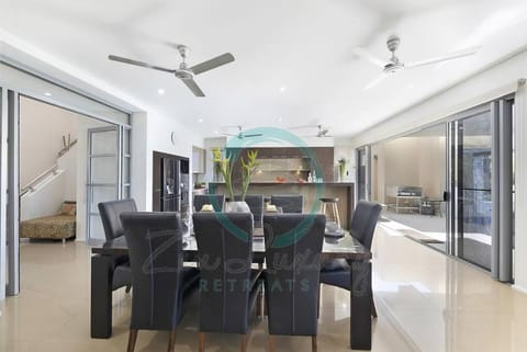 Zen Bayview Bliss: Luxury Marina Mansion Condominio in Darwin