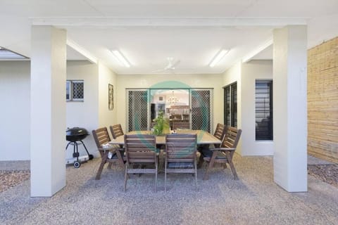 Zenhouse: 4BR Stylish Work/Family Home in Muirhead Apartment in Darwin