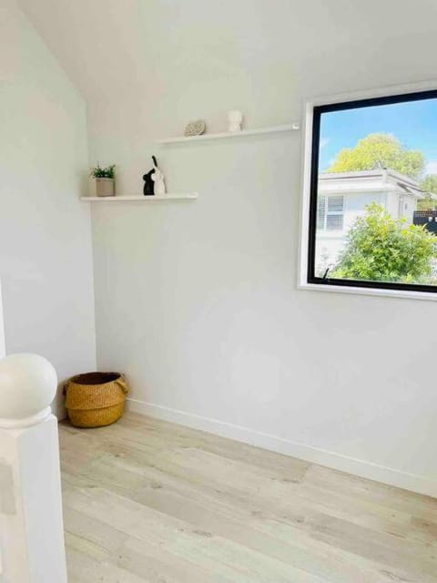 Spacious Mission Bay Villa 100m to the beach, seaview, private garden, Netflix Chalet in Auckland