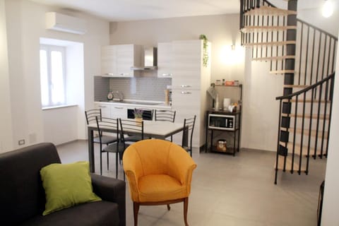 Kitchen or kitchenette, Dining area, minibar, pet friendly