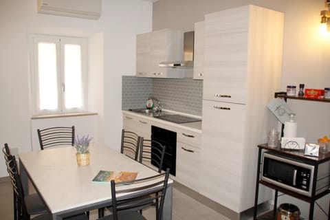 Kitchen or kitchenette, Dining area, minibar, pet friendly, stove