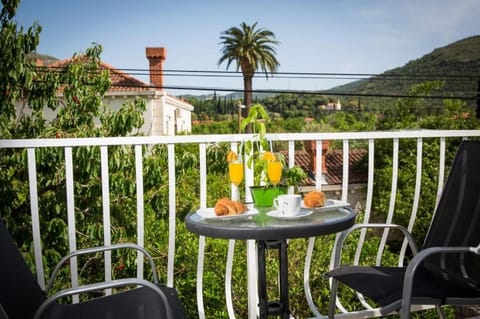 Balcony/Terrace, Food and drinks