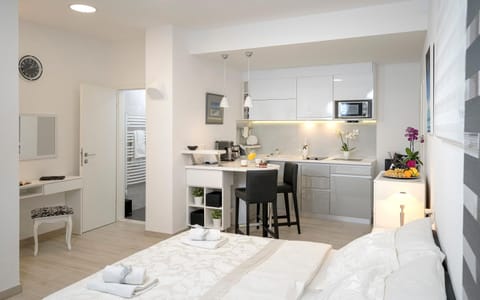 Kitchen or kitchenette, Seating area, Dining area