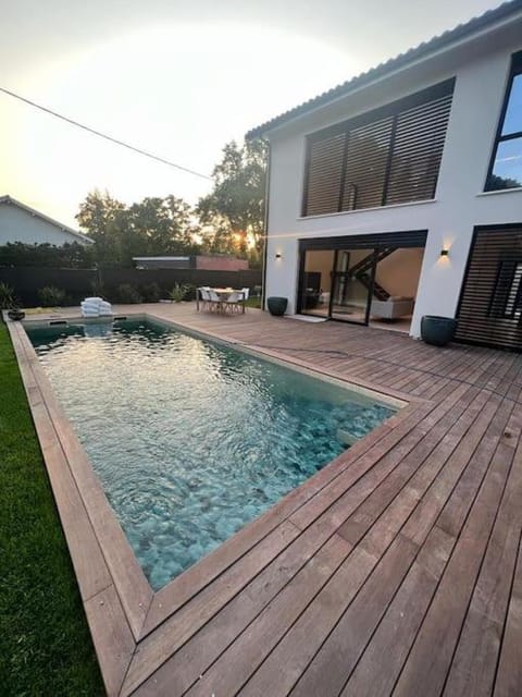 Villa haut standing avec piscine Casa de campo (Villa) in Gradignan