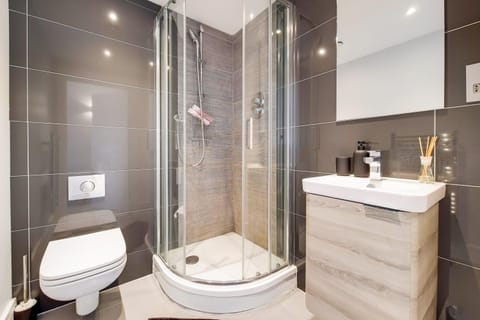 Luxury New 2 Bed/2 Bathroom Flat With Balcony Copropriété in Edgware