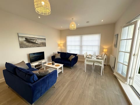Beachfront Bliss Apartment - Near Hythe - On Beach Seafront - Private Parking Condo in Dymchurch