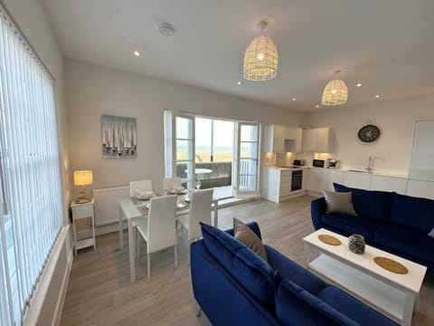 Beachfront Bliss Apartment - Near Hythe - On Beach Seafront - Private Parking Condo in Dymchurch