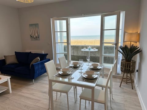 Ocean View Suite - Near Hythe - On Beach Seafront - Private Parking Condo in Dymchurch