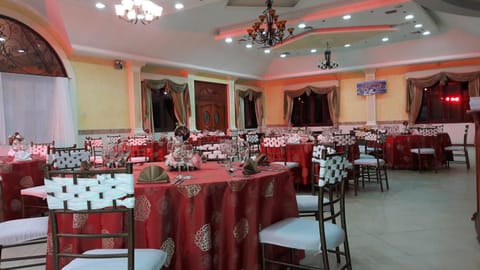 Restaurant/places to eat, Banquet/Function facilities, Meeting/conference room