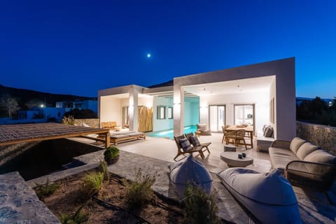 Property building, Dining area, Pool view