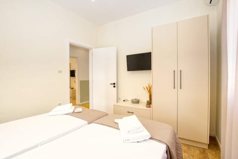 Bed, TV and multimedia, Bedroom, air conditioner