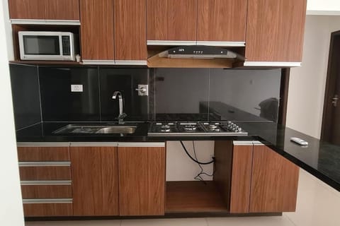 Kitchen or kitchenette, minibar