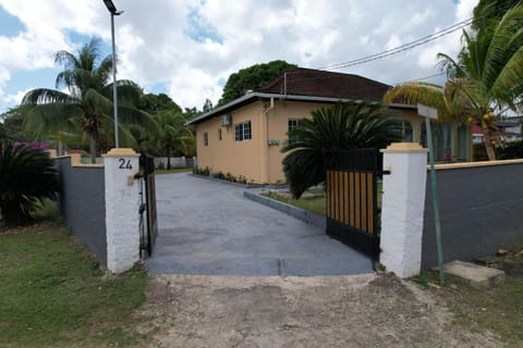 Elizabeth Retreat - Island time House in Ocho Rios
