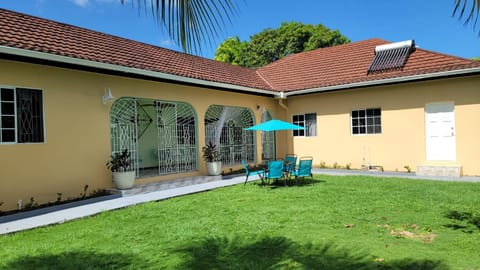 Elizabeth Retreat - Island time Maison in Ocho Rios